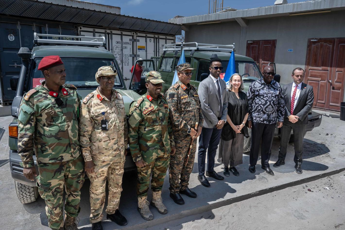 Senior representatives from the UN and the Federal Government of Somalia pose for a group photo during a handover event facilitated by UNMAS in Mogadishu Senior representatives from the UN and the Federal Government of Somalia pose for a group photo during a handover event facilitated by UNMAS in Mogadishu