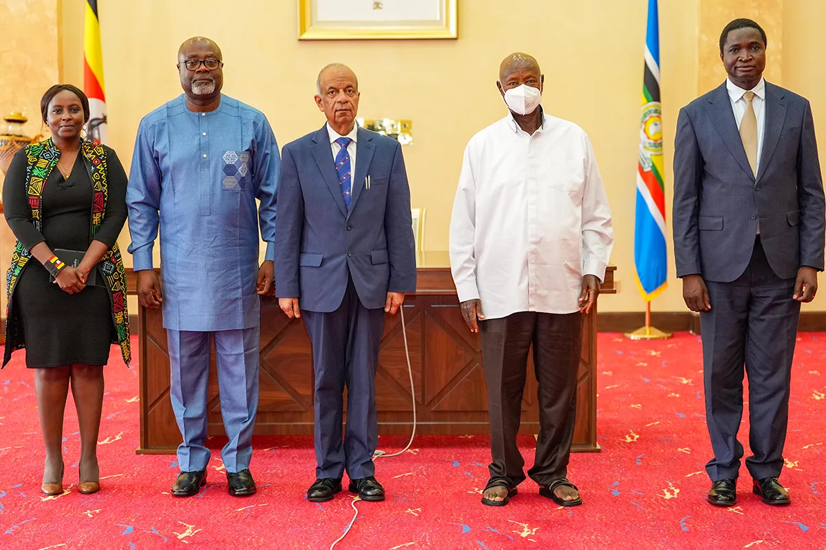 A group photo of H.E. Yoweri Museveni, President of the Republic of Uganda and the USG Mr. Khare together with his delegation at State House in Entebbe. A group photo of H.E. Yoweri Museveni, President of the Republic of Uganda and the USG Mr. Khare together with his delegation at State House in Entebbe.
