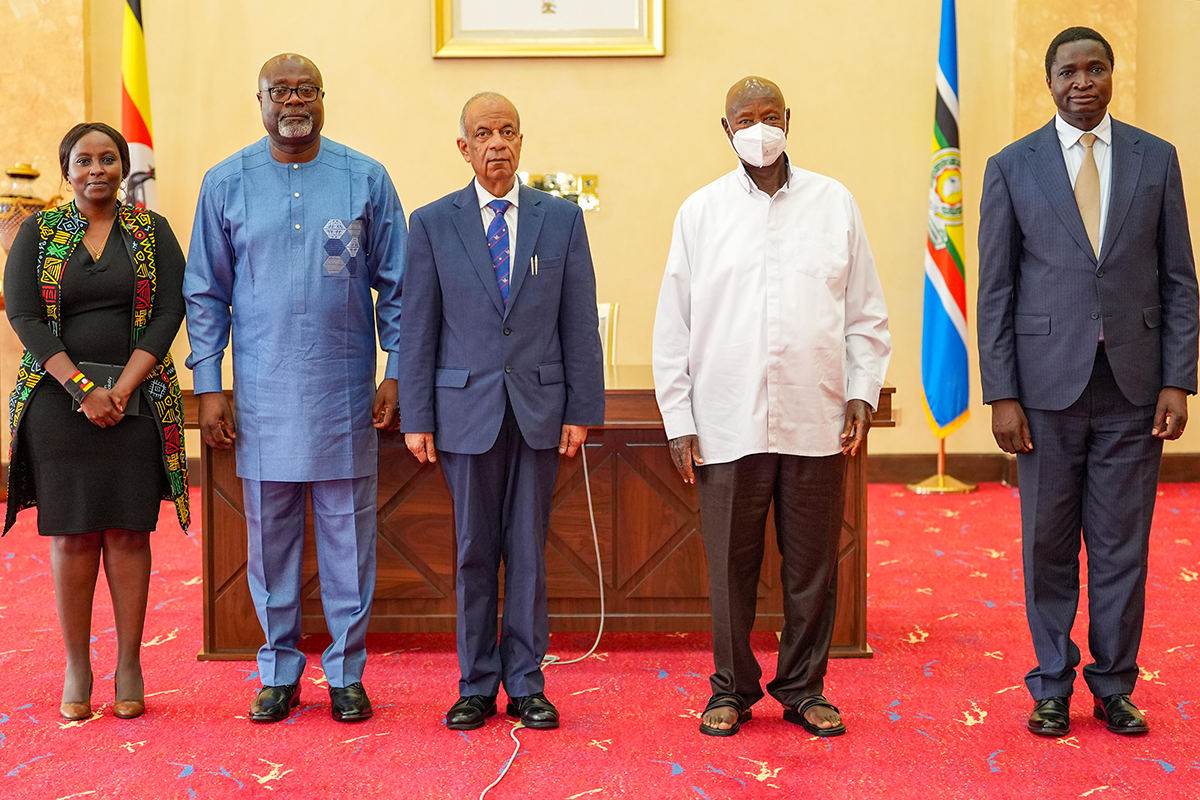 A group photo of H.E. Yoweri Museveni, President of the Republic of Uganda and the USG Mr. Khare together with his delegation at State House in Entebbe. A group photo of H.E. Yoweri Museveni, President of the Republic of Uganda and the USG Mr. Khare together with his delegation at State House in Entebbe.